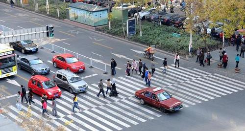 给外星人解释中国式过马路(中国式过马路你怎么看)