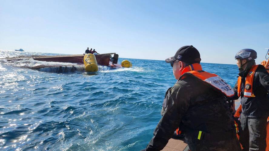 中国渔船在韩国附近公海倾覆，目前2人死亡、3人失踪，搜救画面曝光